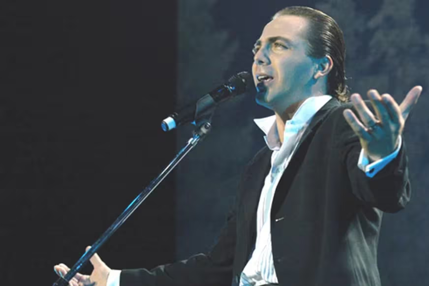 <b>Cristian Castro</b>El cantante admitió que su relación con sus tres hijos está marcada por la distancia y su ausencia. Reconoció que le gustaría ser un mejor padre, pero que su amor por la vagancia le ha impedido cumplir adecuadamente con ese rol.