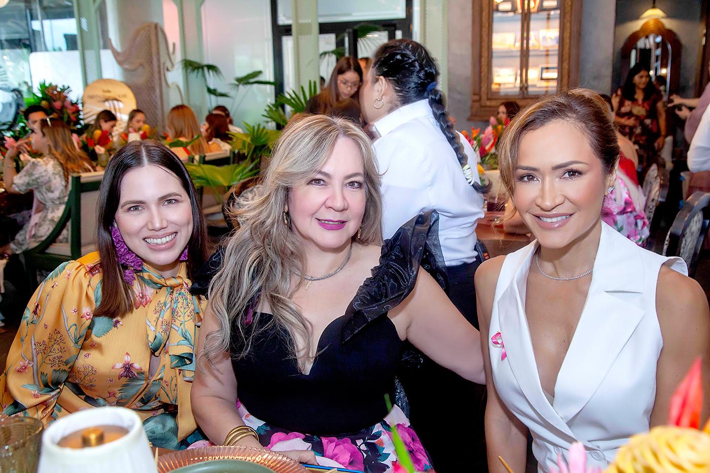 Daniela Fajardo, Nelsy Bográn y Marcela Larach.