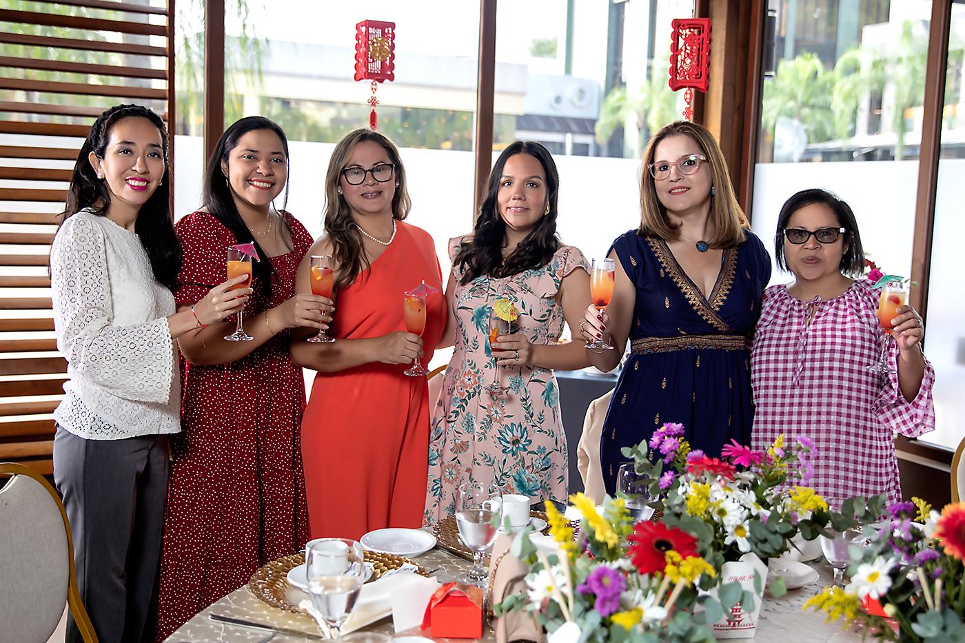 Sue-Ellen, Mayra Martínez, Jennie Reconco, Ana Rodríguez, María Elena Fernández y Ana Alvarado.