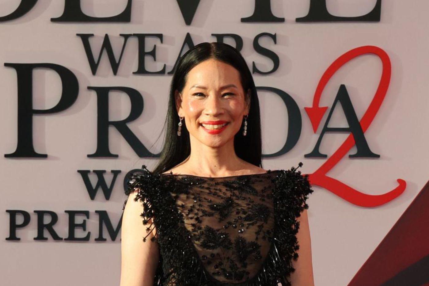 Lucy Liu interpreta a Sasha Barnes, una mujer influyente y cercana al círculo de Miranda Priestly. Su personaje aporta elegancia y tensión a varios momentos importantes de la historia.