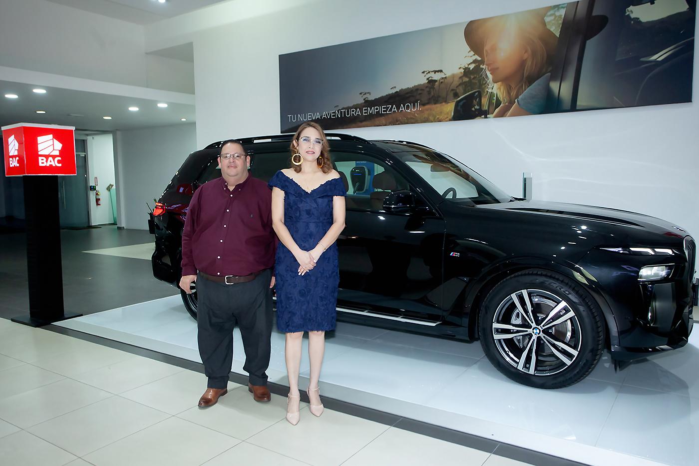 BAC y BMW prepararon una experiencia multisensorial a clientes selectos, donde pudieron disfrutar de una exquisita cena y vivir la experiencia BMW con el vehículo Thex7. En la foto: Ramón Paz, Representante de BMW y Wendy Valenzuela, Subgerente de Private Banking Bac.
