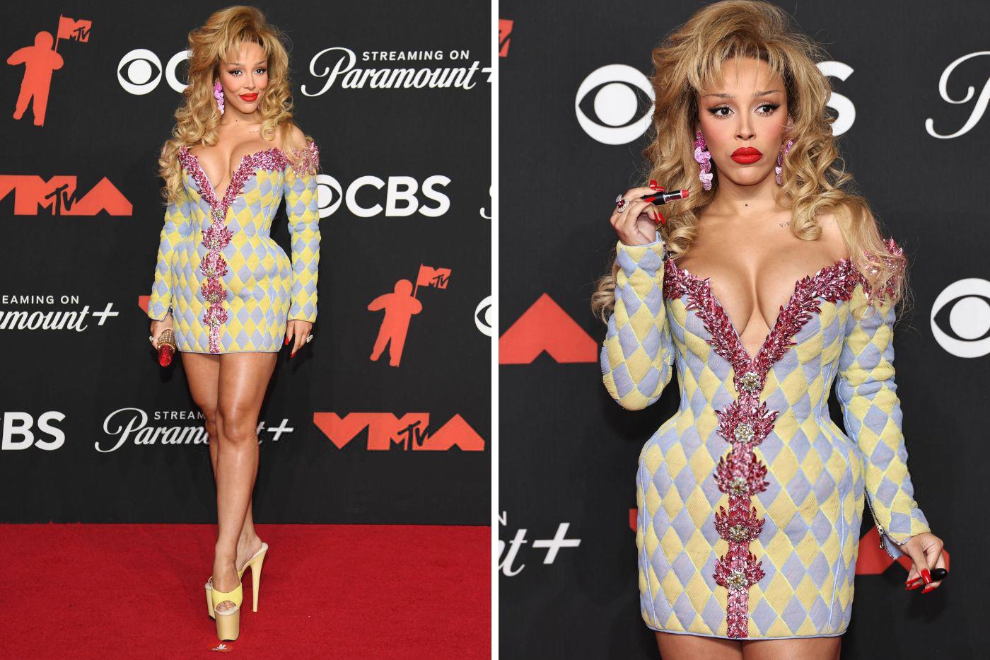 Doja Cat impactó en los VMAs 2025 con un vestido de Balmain, plataformas amarillas y un peinado cardado que reflejó su estilo irreverente y vanguardista.