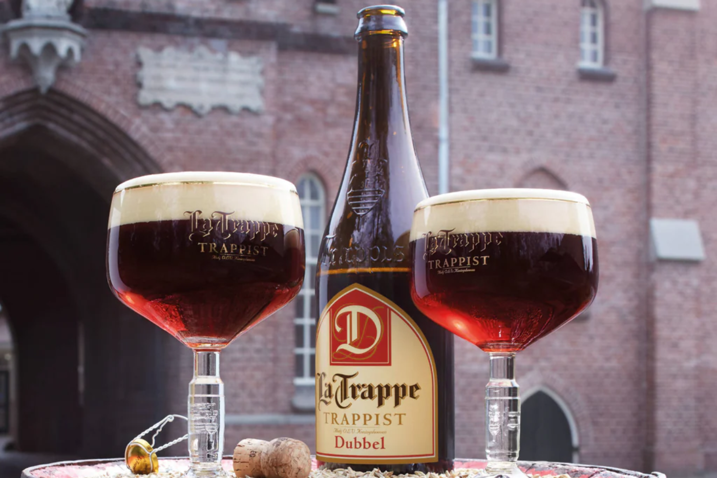 La <b>Dubbel</b>, es un estilo de cerveza belga de alta fermentación, conocida por su color oscuro y su sabor complejo y maltoso. Tradicionalmente, se caracteriza por tener un mayor contenido alcohólico que las cervezas comunes, con sabores que pueden incluir notas de caramelo, frutas oscuras y especias. Su nombre “dubbel” proviene del doble contenido de malta que se utiliza en su elaboración en comparación con las cervezas de abadía más comunes.