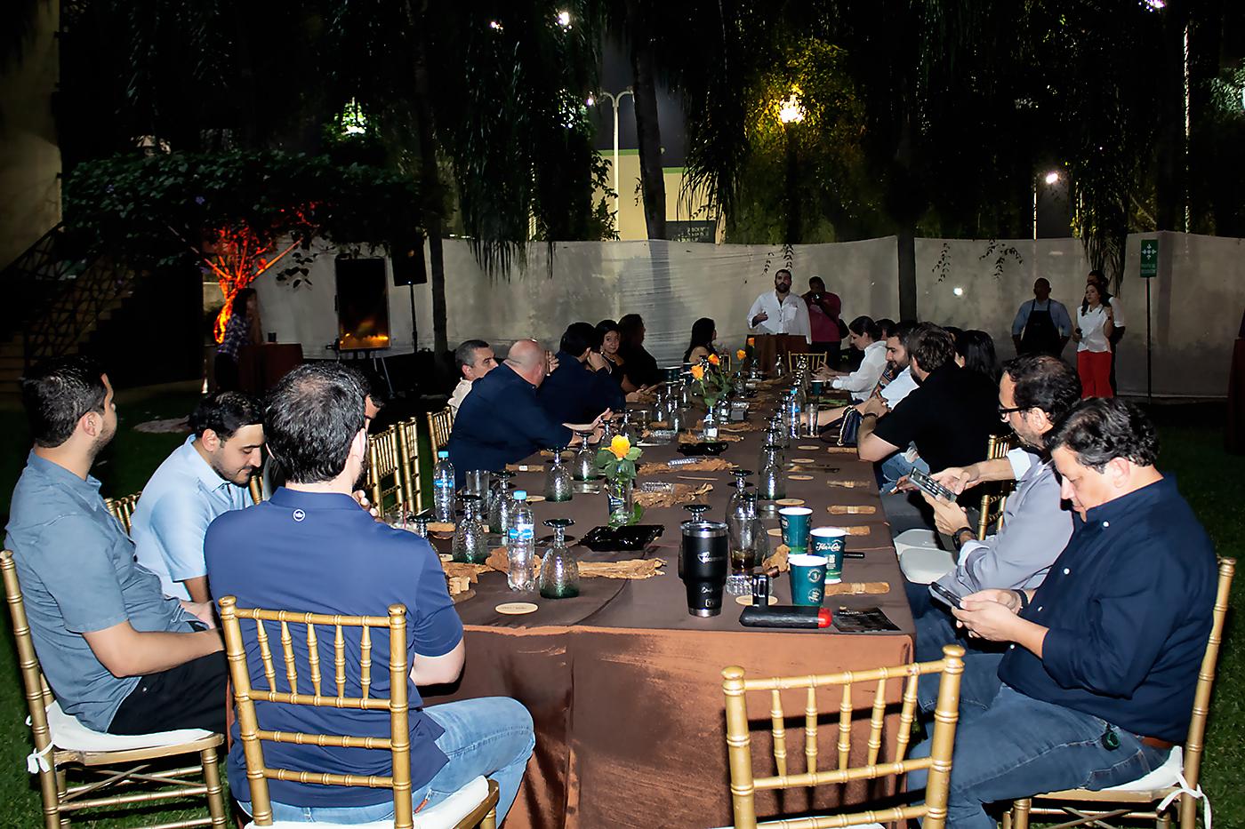 Una mesa estilo imperial fue instalada en el jardín del Club Hondureño Árabe, para el evento Noche de Tabaco &amp; Ron.