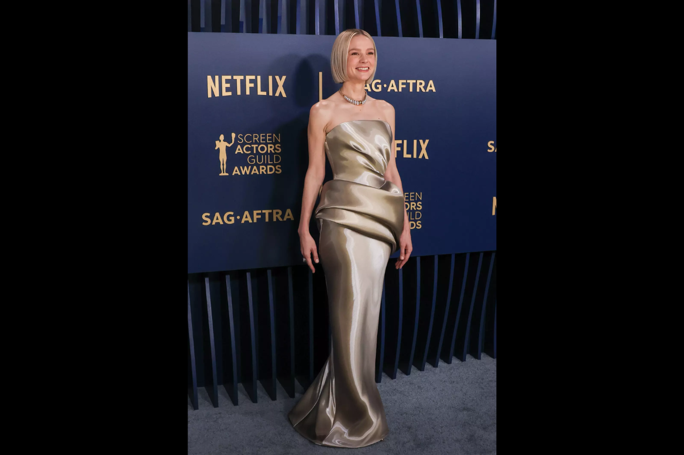 Carey Mulligan deslumbró con un modelo de Armani Privé, drapeado y sin tirantes. Para completar su estilismo, un collar de oro y diamantes de los años 30 de René Boivinn.