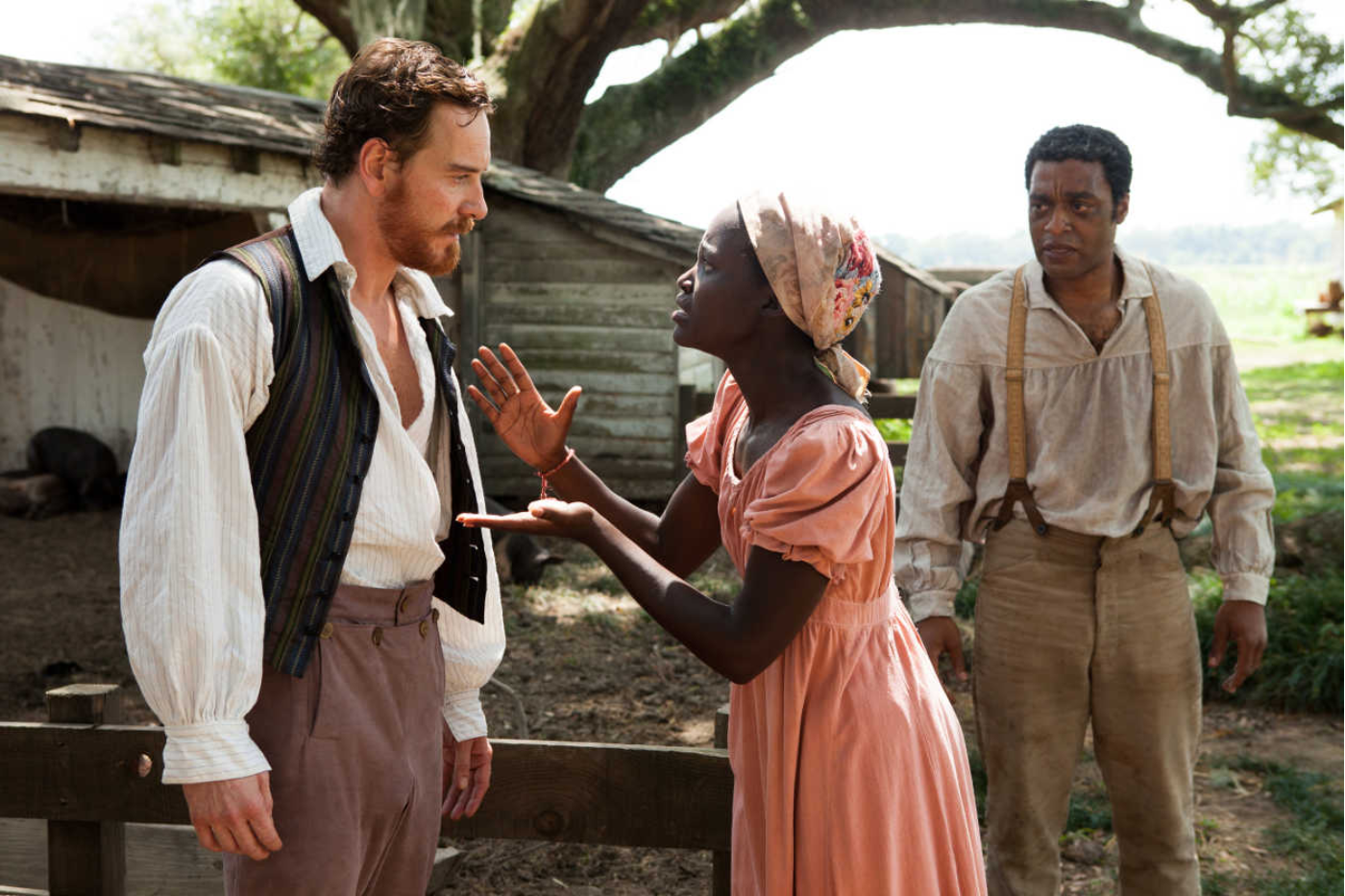 <b>12 Años de Esclavitud (2014)</b>La película dirigida por Steve McQueen obtuvo el premio a la Mejor Película, así como también a la Mejor Actriz de Reparto para Lupita Nyong’o y al Mejor Guión Adaptado para John Ridley. El triunfo de “12 años de esclavitud” fue notable no solo por su reconocimiento artístico, sino también por abordar un tema tan importante y sensible como la esclavitud en los Estados Unidos. La película recibió elogios tanto de críticos como de audiencias por su poderosa narrativa, actuaciones sobresalientes y dirección magistral.