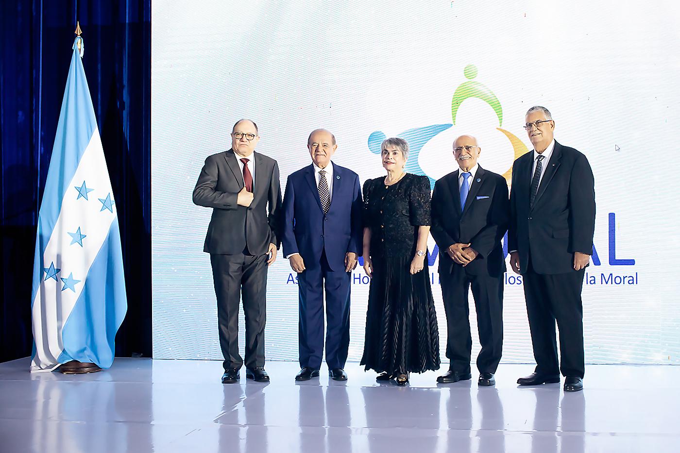 Gabriel Kattan, Alberto Díaz Lobo, la homenajeada 2024 Linda Coello, Fuad Faraj, presidente de la Fundación Valmoral y Juan Bendeck