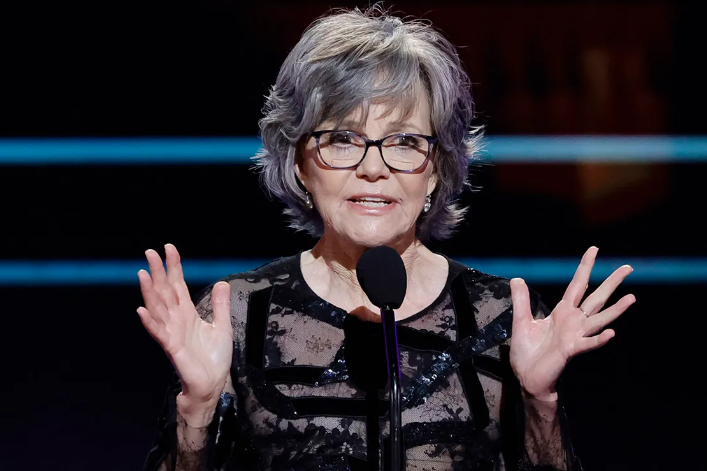 El prestigio de la noche se eleva aún más con la participación de <b>Sally Field</b>, la icónica actriz de cine y televisión estadounidense. Field es dos veces ganadora del premio Óscar como Mejor Actriz por sus memorables interpretaciones en “Norma Rae” y “Places In The Heart”.
