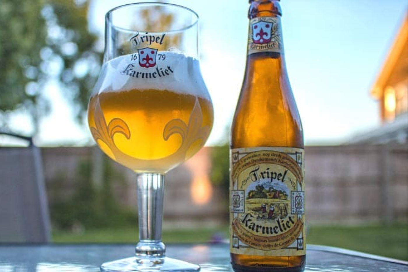 <b>Tripel,</b> es un estilo de cerveza belga que se caracteriza por ser fuerte, dorada y con un alto contenido de alcohol. Se distingue por su sabor complejo, que combina notas afrutadas, dulces y especiadas, con un cuerpo medio a completo y una carbonatación alta. La cerveza Tripel a menudo se elabora con maltas claras y azúcares adicionales, lo que contribuye a su perfil de sabor distintivo y a su robusto contenido alcohólico, que suele oscilar entre el 7% y el 10% de alcohol por volumen (ABV).