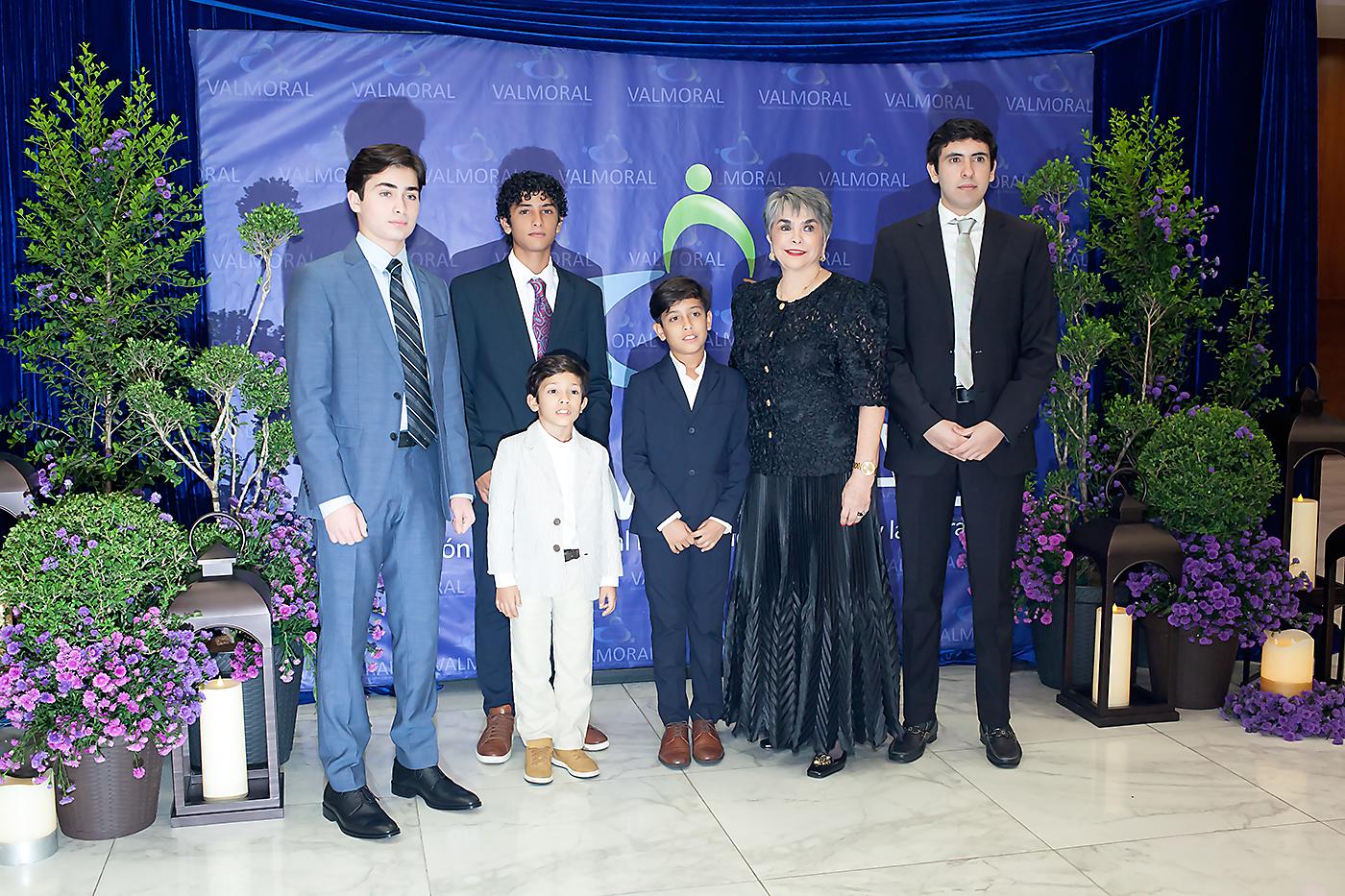  La homenajeada Linda María de los Ángeles Coello Bobadilla, con sus nietos.