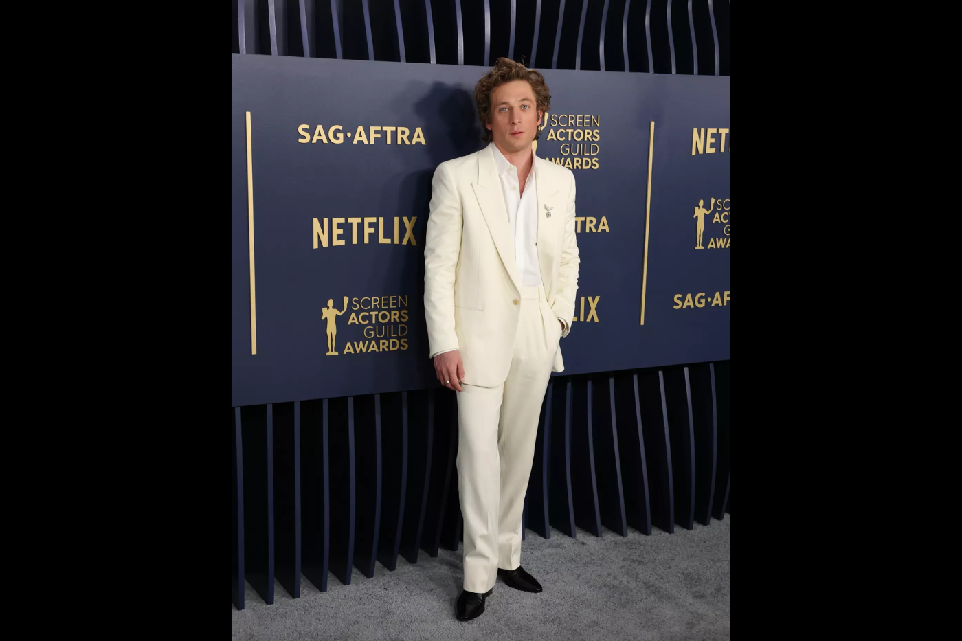 Jeremy Allen White llevó este ‘total look’ en blanco, convirtiéndose en uno de los hombres más elegantes y originales de la noche.