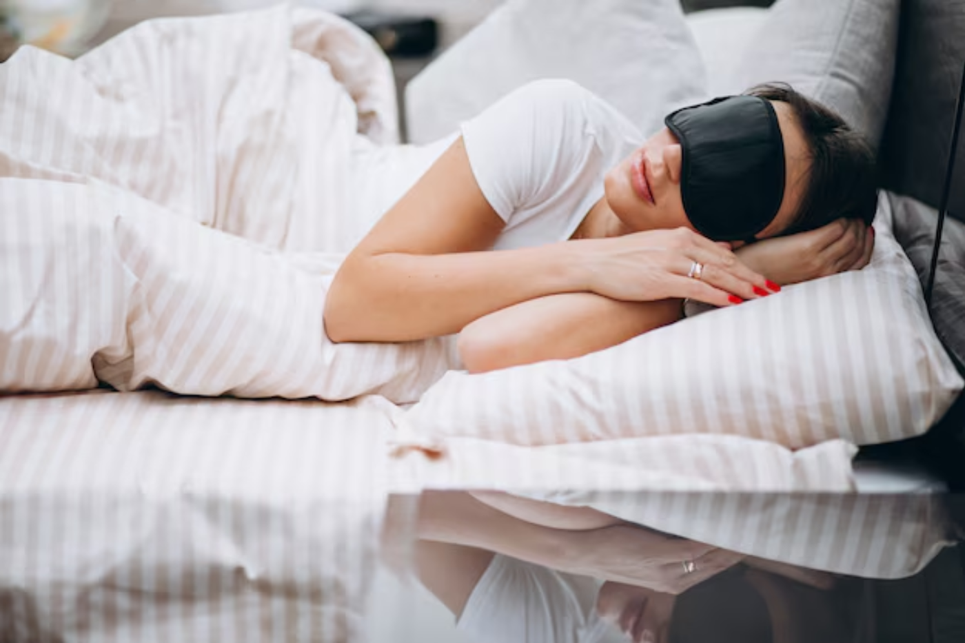 <b>Descansa lo suficiente</b>El descanso adecuado es fundamental para la salud de la piel y puede ayudar a mantener tu bronceado por más tiempo.