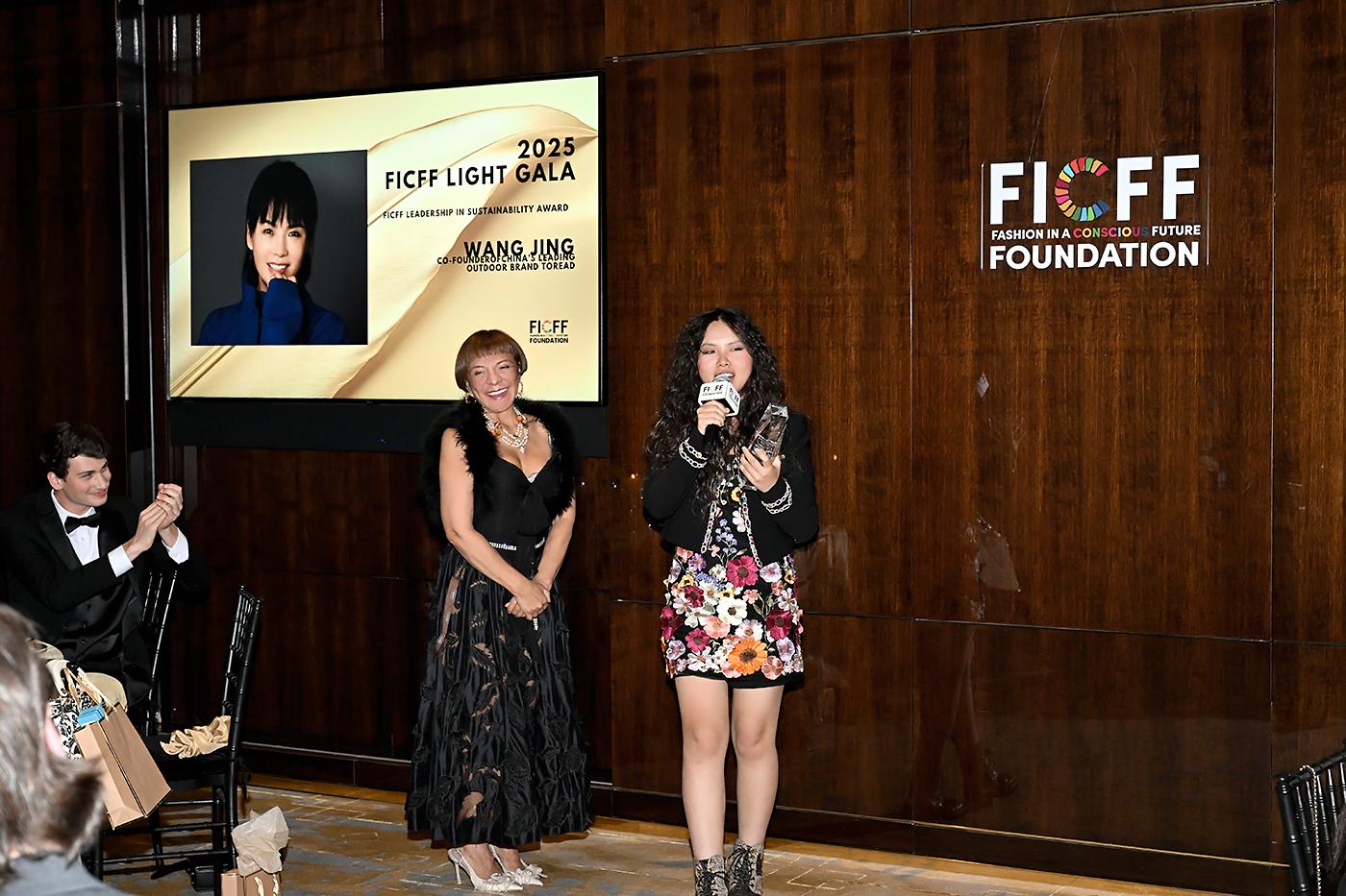 Maribel Lieberman entregó el FICFF Leadership in Sustainability Award<b> </b>a Wang Jing, cofundadora de TOREAD, una marca china de outdoors 