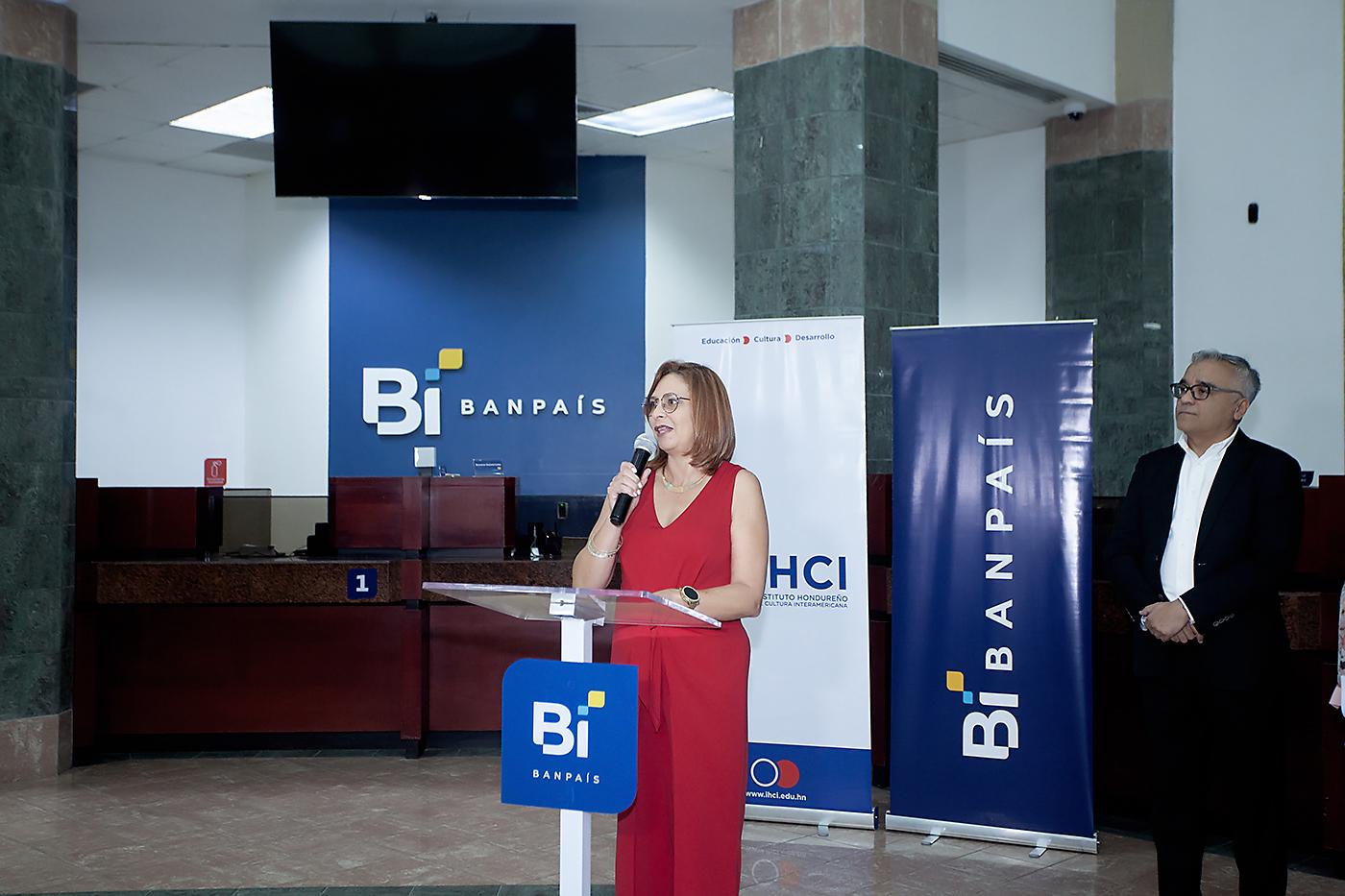 Claudia Alcerro, directora ejecutiva del IHCI, durante su participación en la inauguración del proyecto expositivo “Mi Ciudad de los Zorzales”.