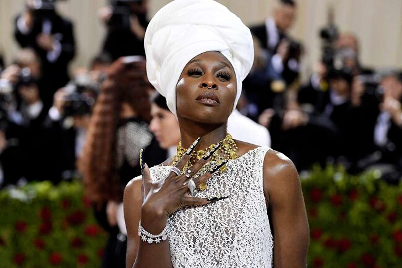 Con unas uñas largas, con la punta ‘stiletto’ y con joyas, Cynthia Erivo apareció a la Gala MET. Además, llevó un turbante blanco de la mano de Nai’vasha.