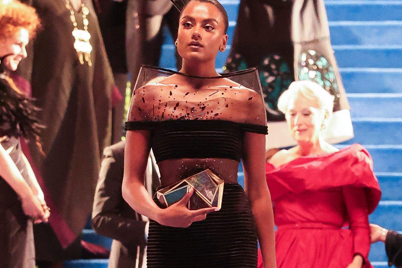 Toda secuela introduce un modern twist y The Devil Wears Prada 2 no es la excepción. Simone Ashley aporta una visión moderna, alineada con tendencias recientes, mezcla de texturas, estampados artísticos y mayor libertad de expresión. Su presencia añade frescura y representa la evolución generacional en la moda. 