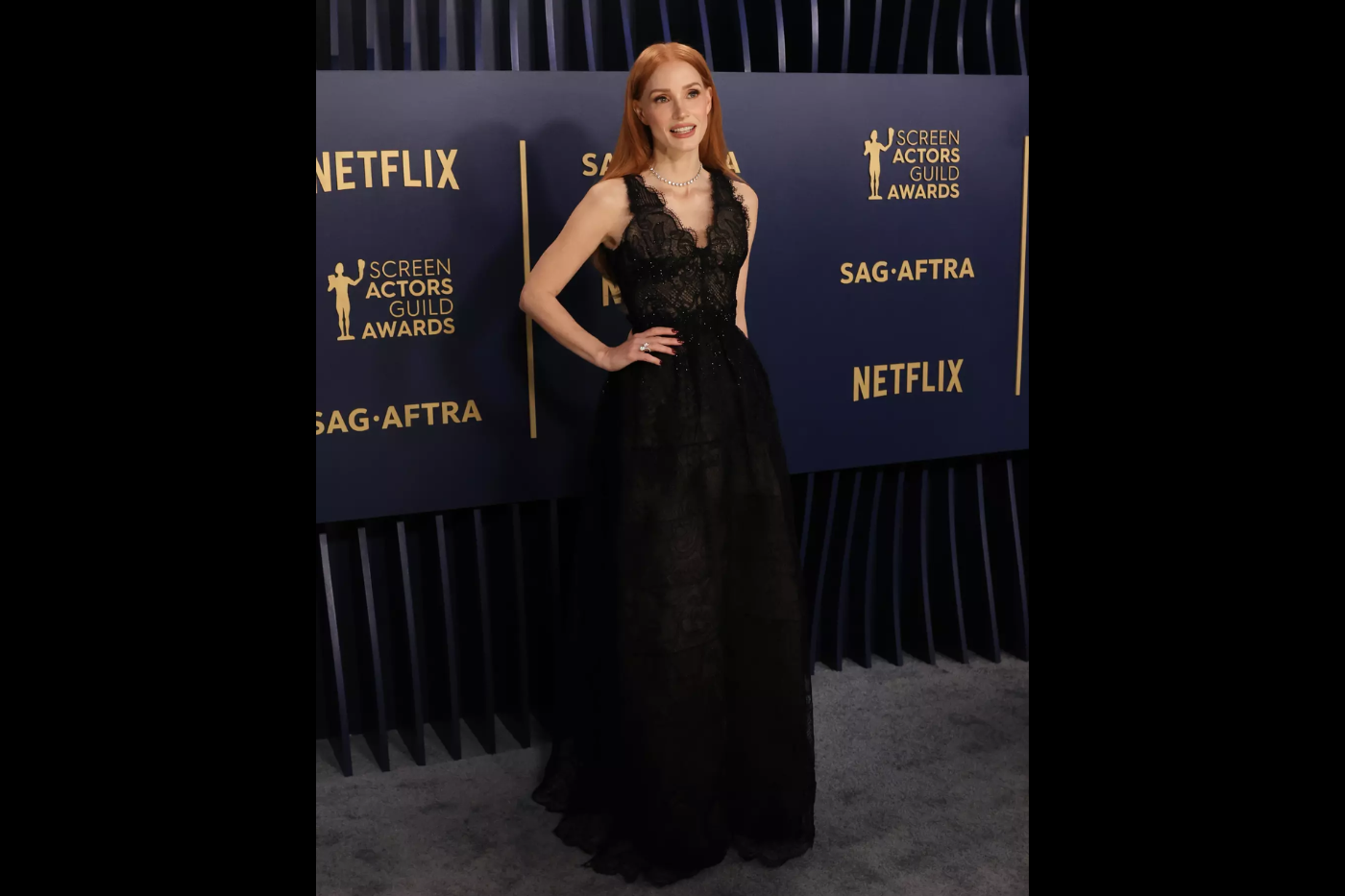 Jessica Chastain acudió a la ceremonia con un vestido de encaje negro personalizado de Armani Privé con un escote festoneado. El diseño, bordado con pedrería negra, tiene una cintura fruncida y pliegues en cascada.