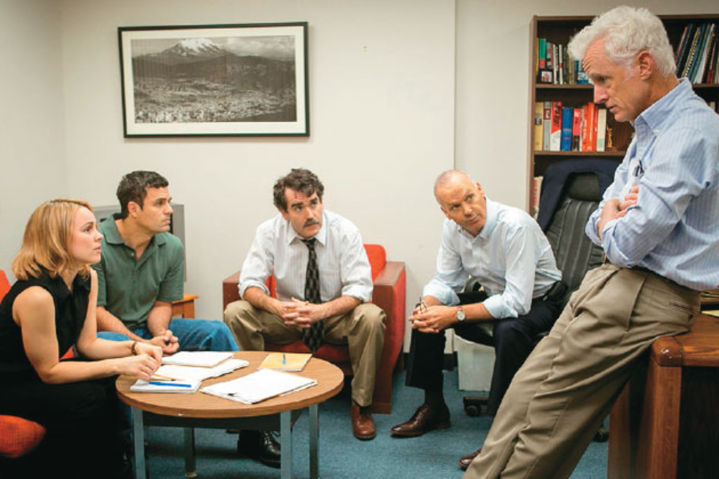 <b>Spotlight (2016)</b>La película, dirigida por Tom McCarthy, relata la verdadera historia del equipo periodístico del diario Boston Globe, que investigó y expuso los abusos sexuales cometidos por sacerdotes católicos en Boston. El filme destacó por su narrativa intensa, sus actuaciones convincentes y su tratamiento ético y respetuoso del tema. Al ganar el premio a la Mejor Película, “Primera Plana” recibió un reconocimiento adicional por su importancia social y su impacto en el periodismo de investigación.