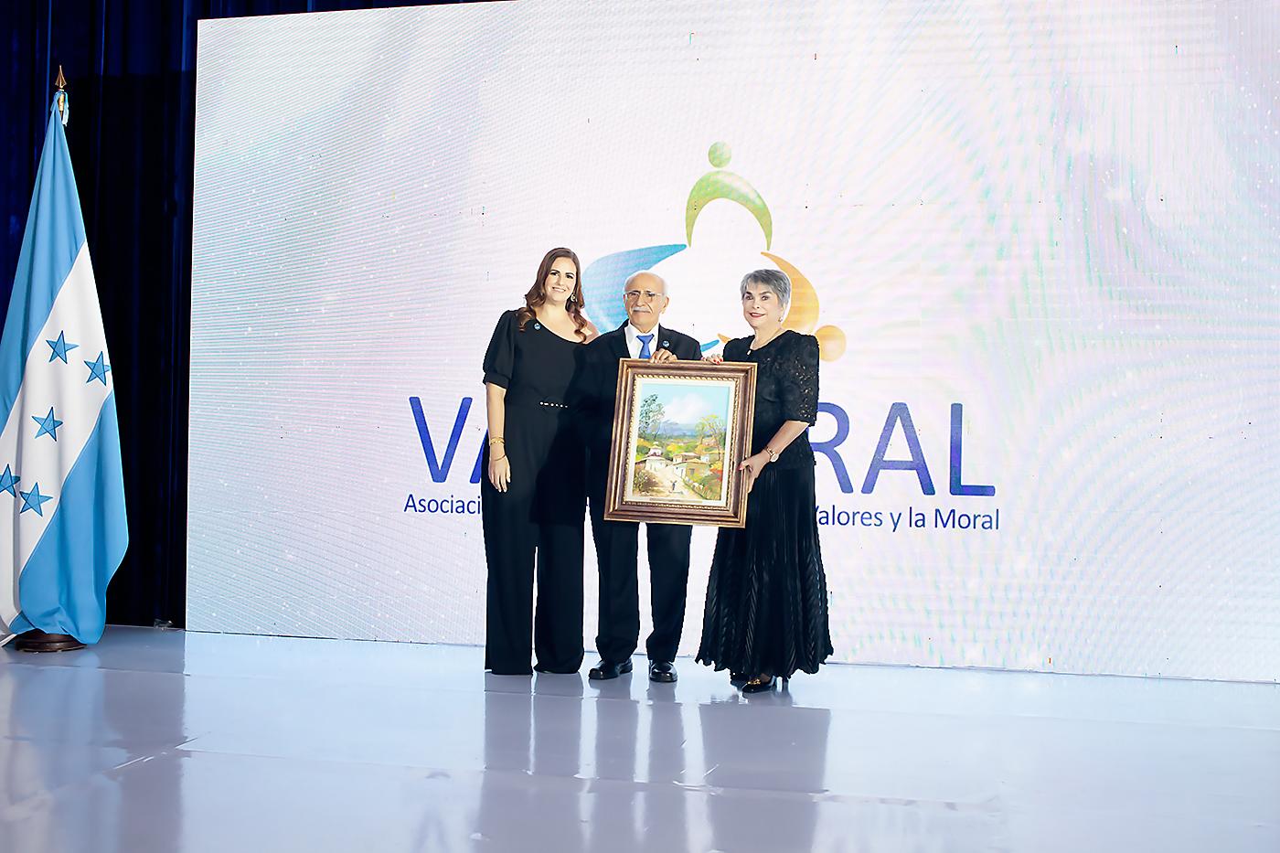Joyce Handal y Fouad Faraj de la Fundación Valmoral al momento de hacer entrega del reconocimiento a la homenajeada Linda María Coello.
