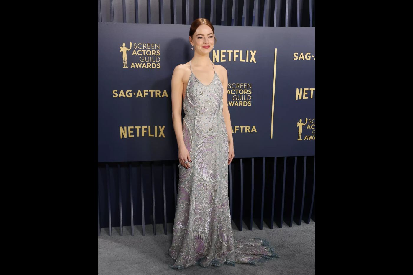 Emma Stone confió en un diseño de Louis Vuitton para la alfombra roja de los SAG Awards. Una pieza de corte lencero y de encaje metálico, bordado con lentejuelas, perlas y cristales con un patrón de hojas de helecho y sandalias de color marfil.