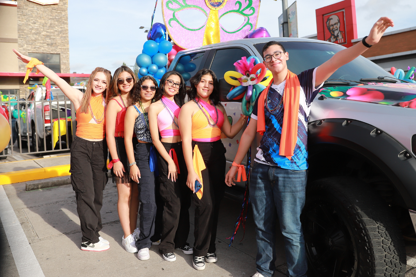 Giulianna Chimirri, Gladys Ledezma, Ariana Ramos, Valeria Banegas, Daniela Romero y José García.