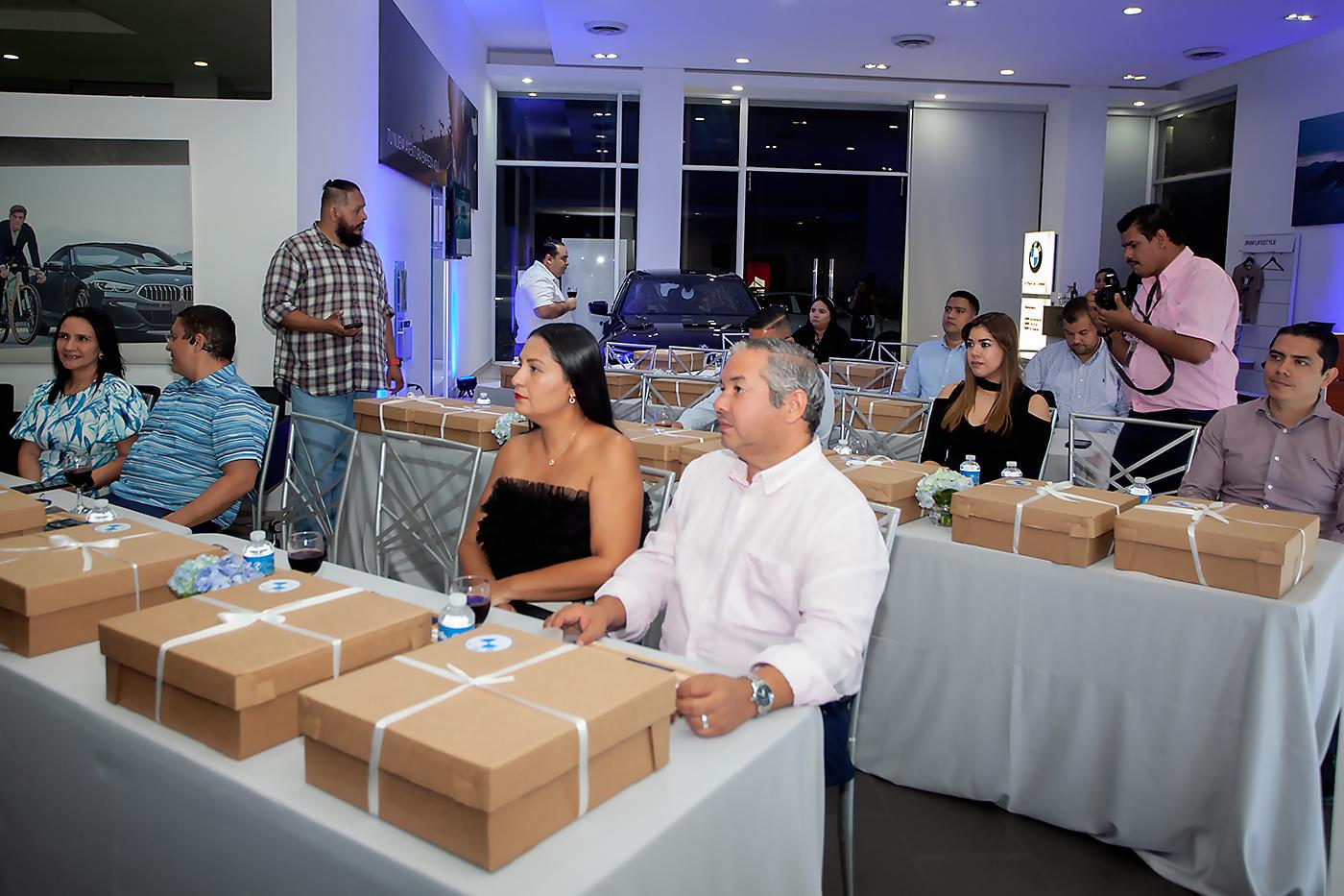 Los selectos clientes disfrutaron de las atenciones y de la clase para elaborar una tabla de jamones y quesos, bajo la dirección de la chef Paola Bouloy.