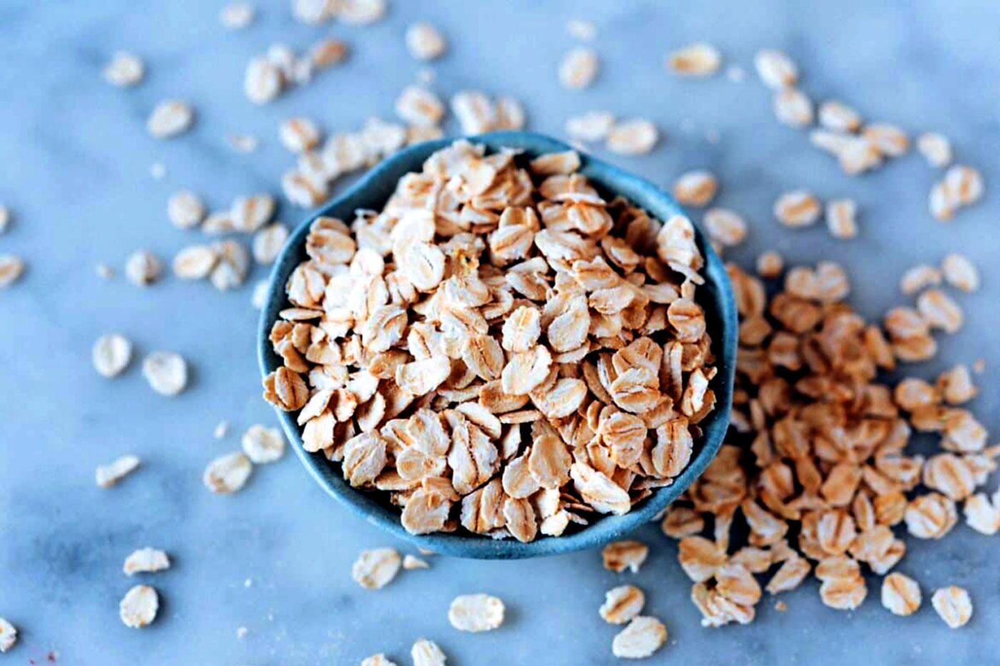  La avena puede ser un excelente alimento básico para el desayuno que es realmente económico. Contiene fibra soluble, un gran ingrediente para la salud intestinal, y libera su energía mucho más lentamente que otros carbohidratos. Esta liberación lenta, combinada con el hecho de que la avena es más rica en proteínas que otros granos, previene los picos de azúcar (que luego pueden conducir a caídas de energía más adelante en el día) y te mantiene lleno por más tiempo.