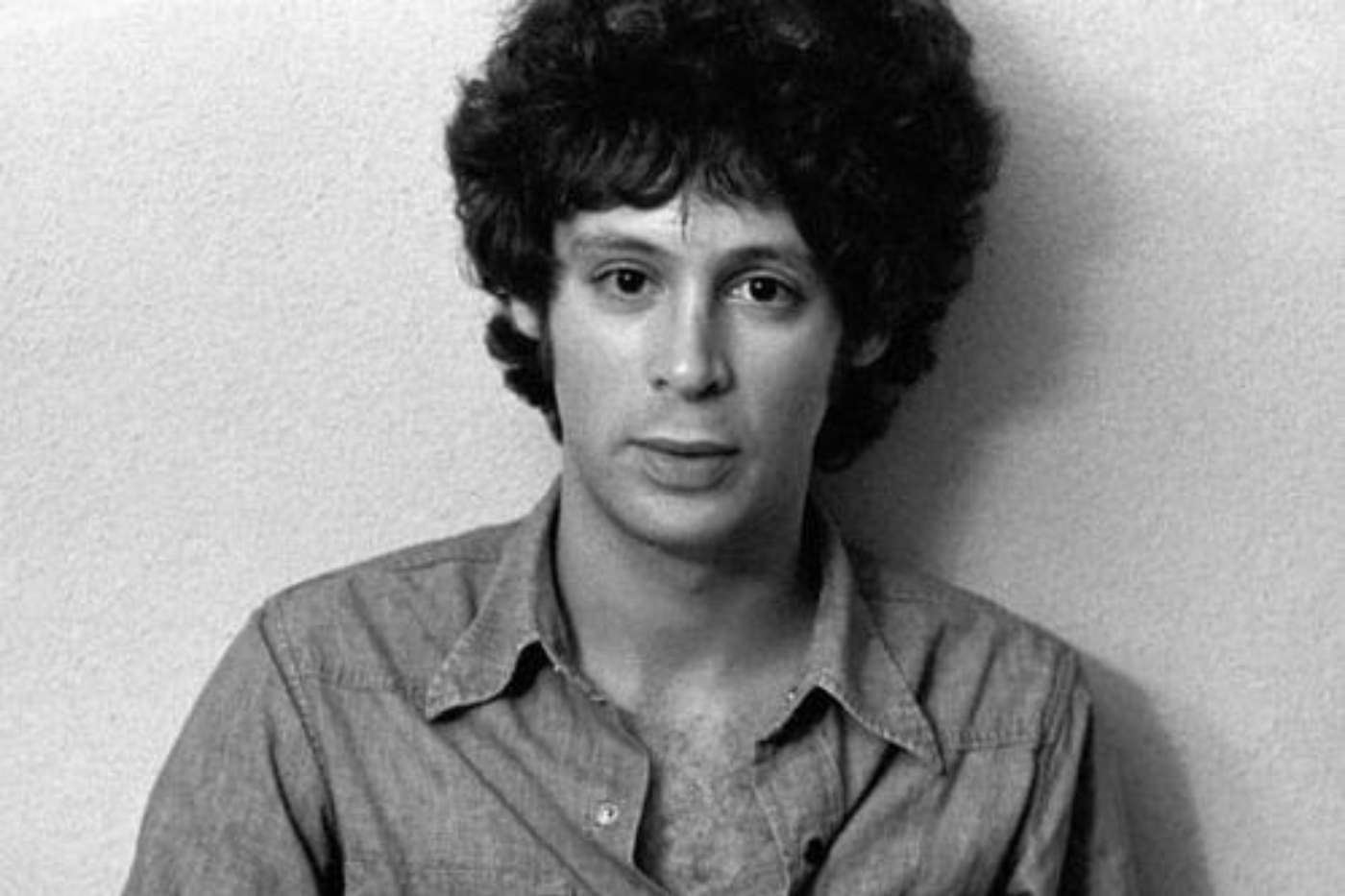 En 1970, Eric Carmen fue uno de los cofundadores de The Raspberries, una banda de power pop que dejó una huella indeleble en la escena musical con éxitos como “Go All the Way” y “Overnight Sensation (Hit Record)”.