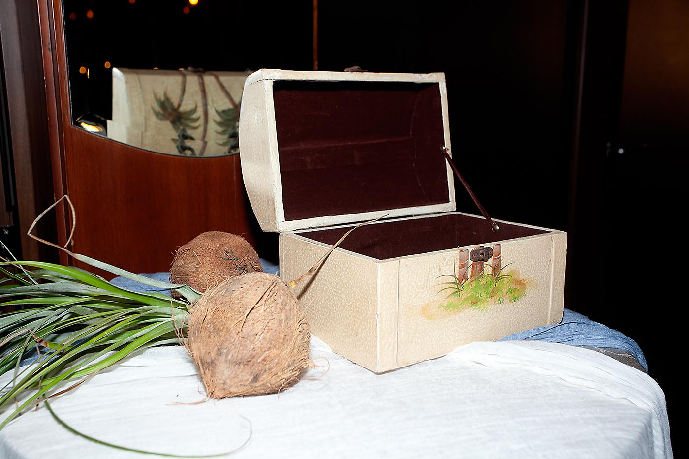 Detalles como cocos y un cofre de madera fueron parte de la decoración con inspiración del mar.
