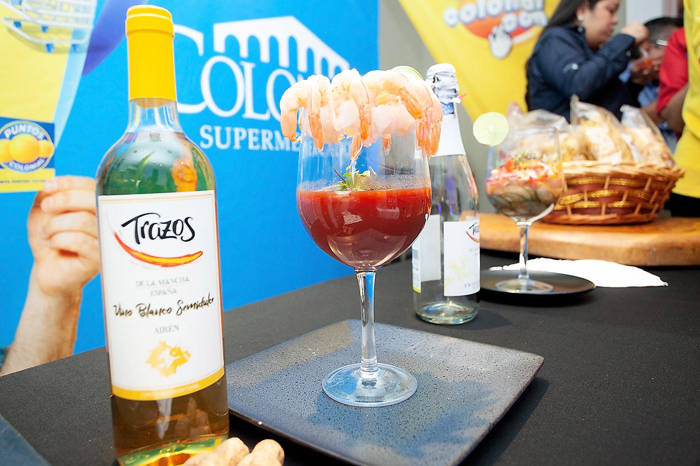 La compañía Trazos de la Mancha, ofreció diferentes bebidas a los invitados.