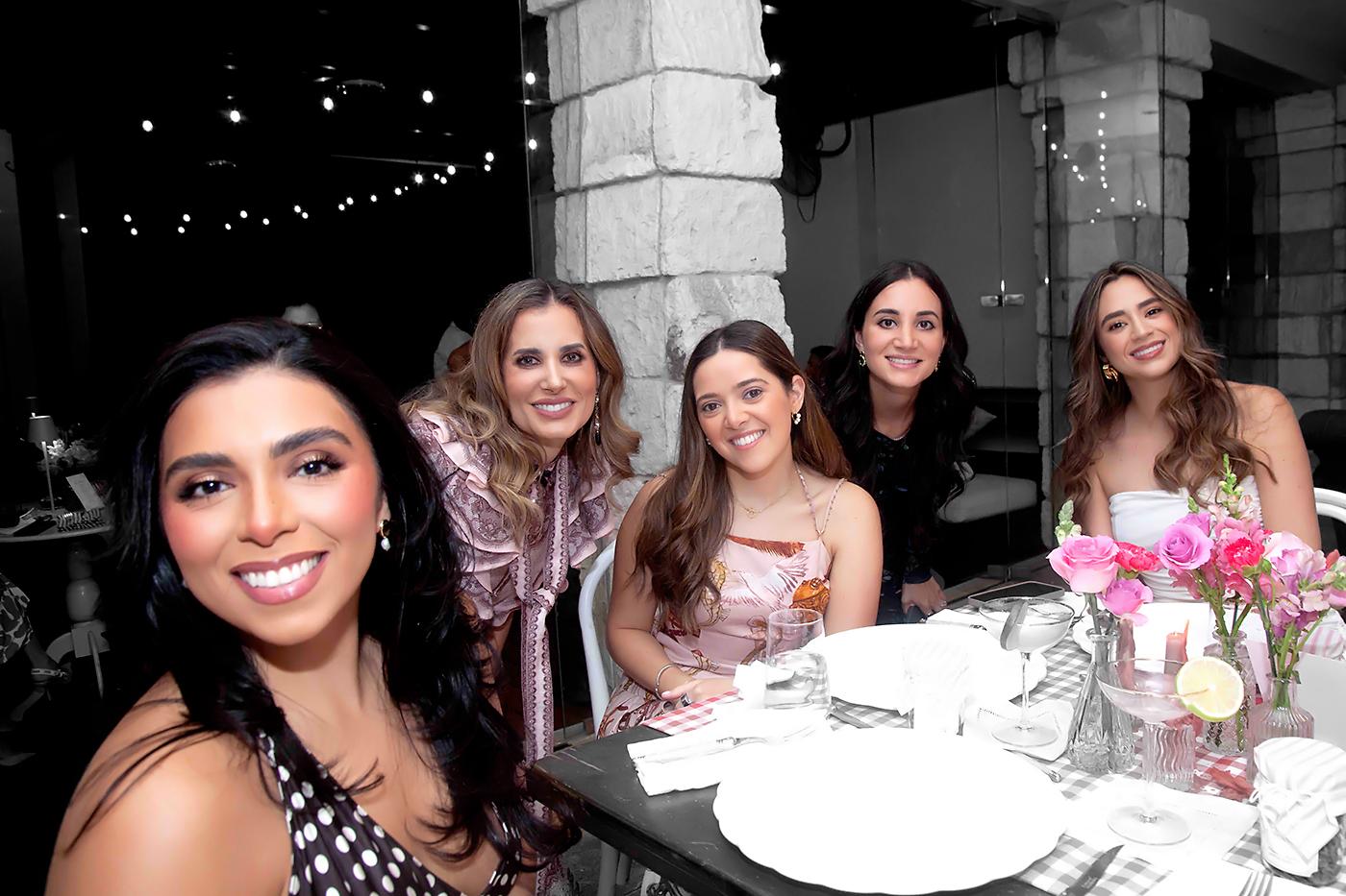 Nathalia Medina, Erika Andonie, Mariangela Larach, Natalia Andonie y Alessa Matuty.