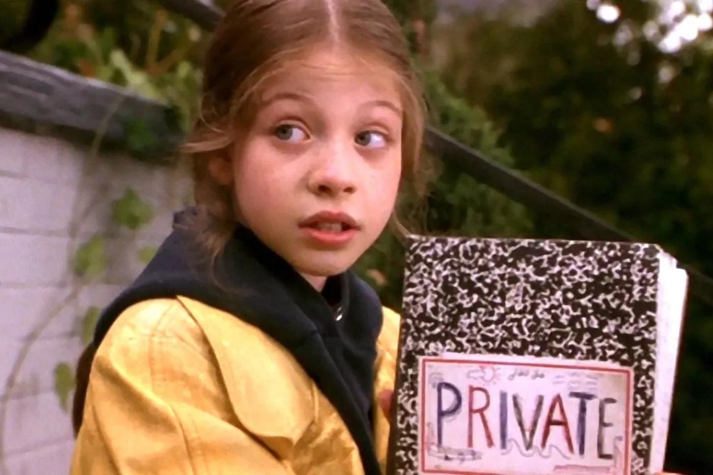 Antes de encarnar a personajes oscuros y misteriosos, Michelle ya había conquistado los corazones de millones como <b>Harriet M. Welsch</b> en “<b>Harriet the Spy”</b>. Estrenada en 1996, esta película se convirtió en un clásico infantil, y Michelle brilló como una joven curiosa y determinada a convertirse en escritora. Con su libreta siempre a mano y su espíritu aventurero, Harriet se convirtió en un modelo a seguir para una generación de niñas que aprendieron a soñar en grande y a no tener miedo de ser diferentes.