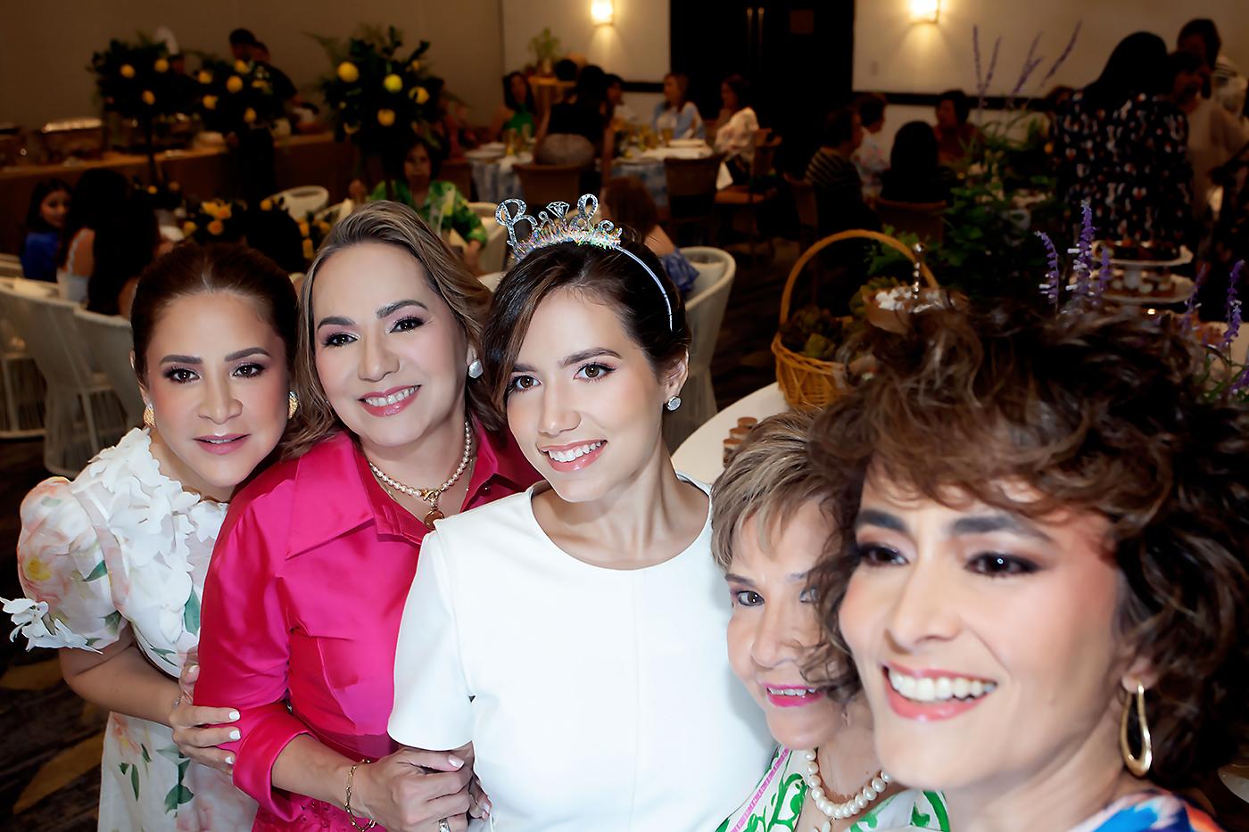 Giselle Tinoco, Flor Bustillo, Alexandra, Mary y Heidy Tinoco.
