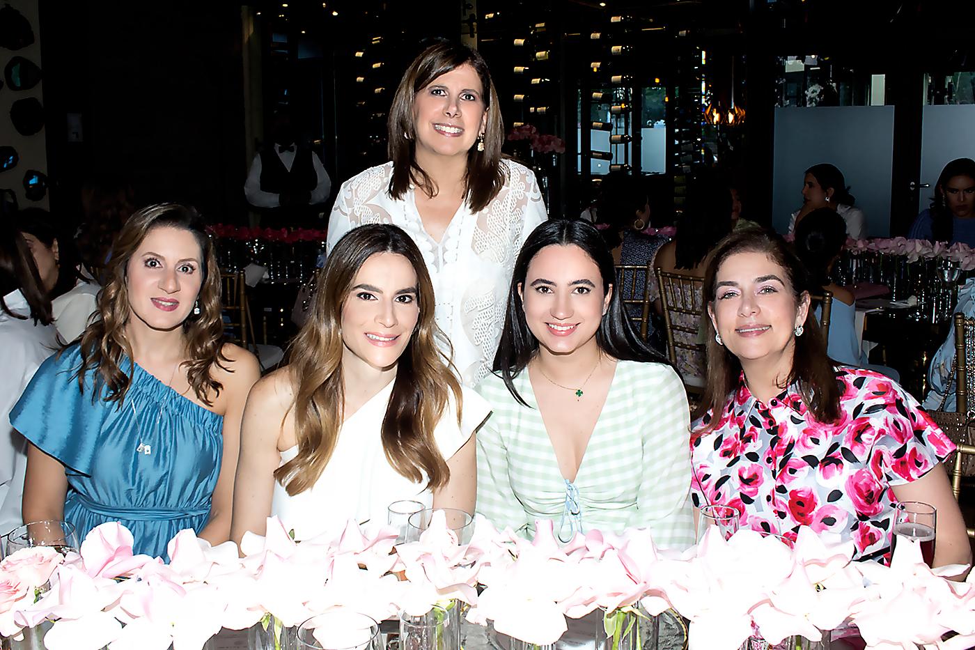 María Alexandra Vogelsang, Laura Massu, Blanca Hawit, Isabella Rosenthal y Ruth Marie Sabillón.