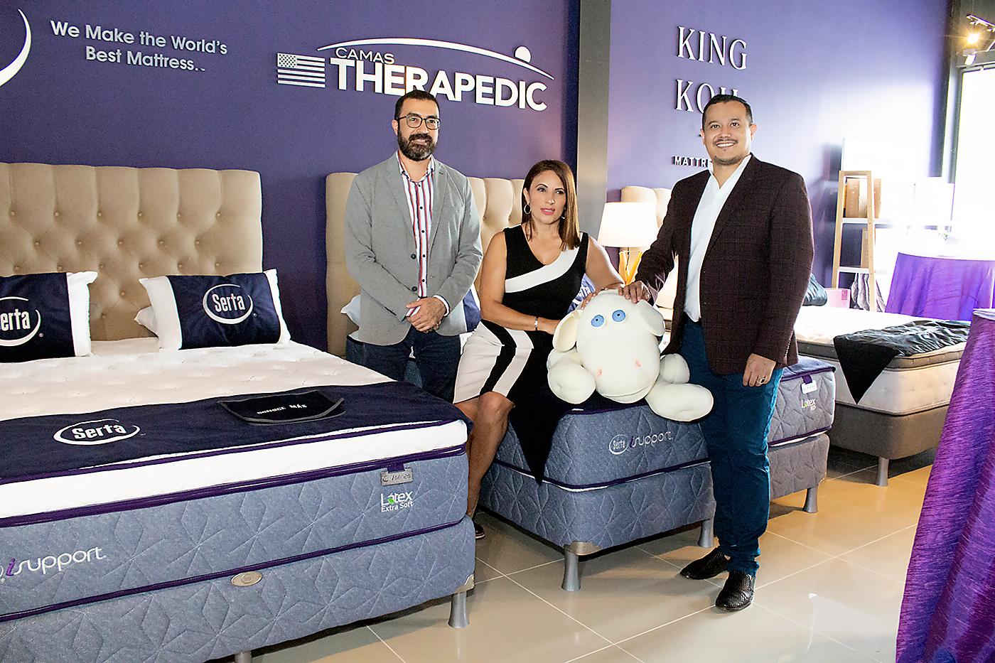 Gabriel Franco, de Grupo Diveco, Fanny Sandoval y Rodrigo Mellado, gerente comercial regional en Sleep Gallery.