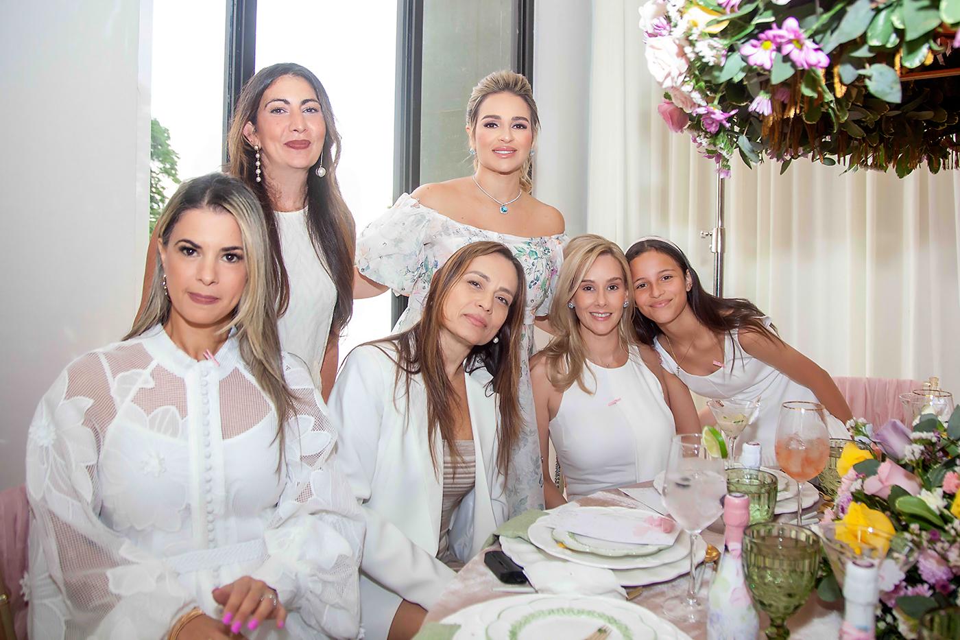 Mariana Kattán, Karla Matamoros de Cruz, Jenny Janineh, Ivonne Henao, Andrea Pineda y Camila Zúñiga.
