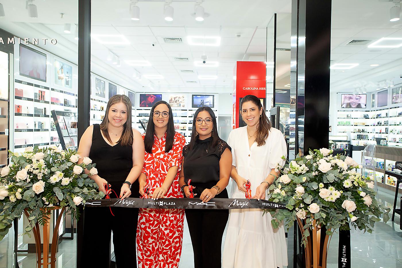  Melissa Cáceres, Brand manager Perfumería Magie en Honduras; Claudette Kattan, jefe de mercadeo Multiplaza San Pedro Sula; Danelia Vásquez, representantes de la marca M.A.C Cosmetics y Michelle Marsan, jefe comercial de segmentos en Grupo Opsa, al momento de realizar el corte de cinta de reapertura de Perfumería Magie.
