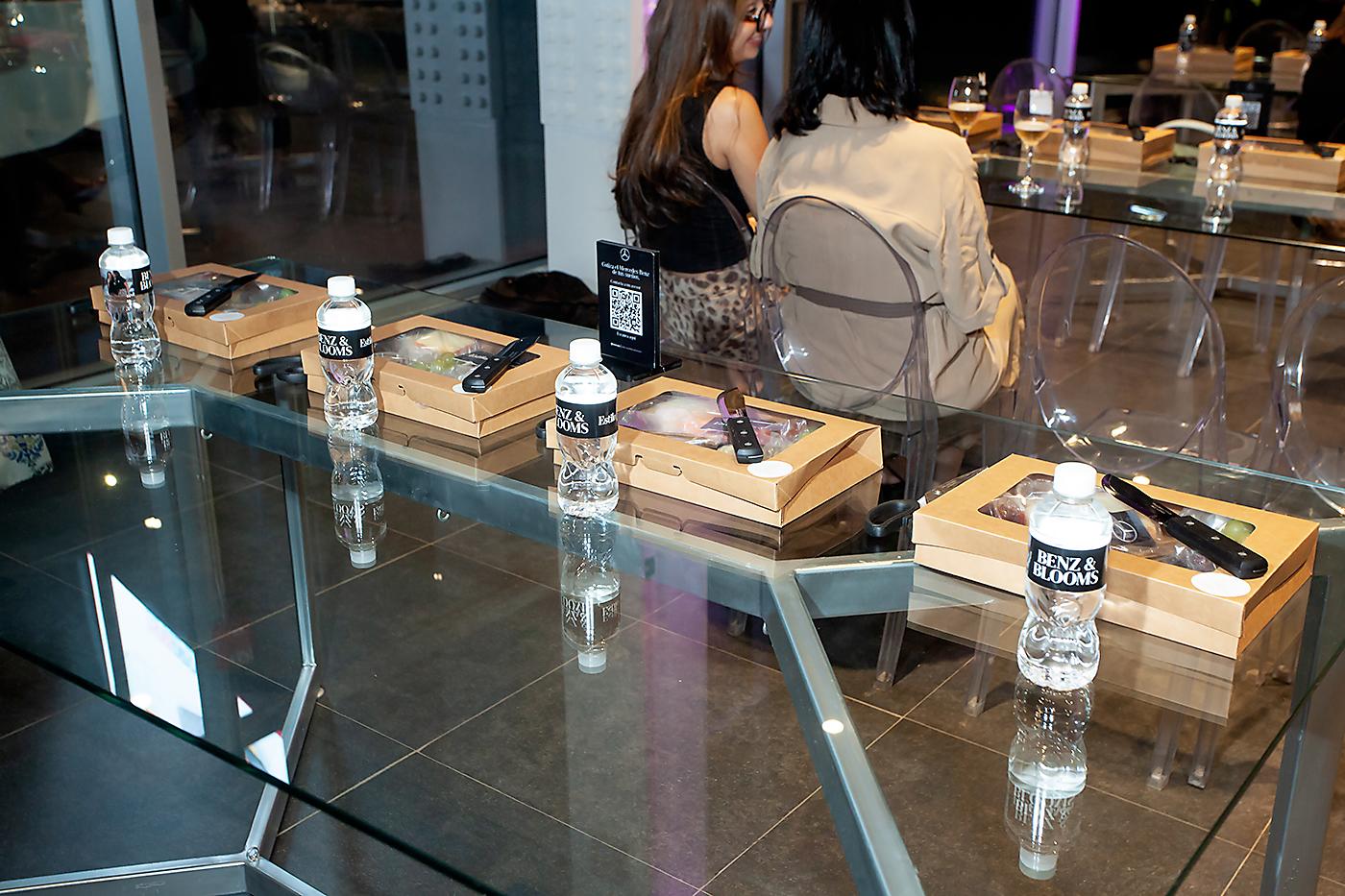 Cada mesa rectangular tenía cuatro cajas para armar la tabla de jamones y quesos.