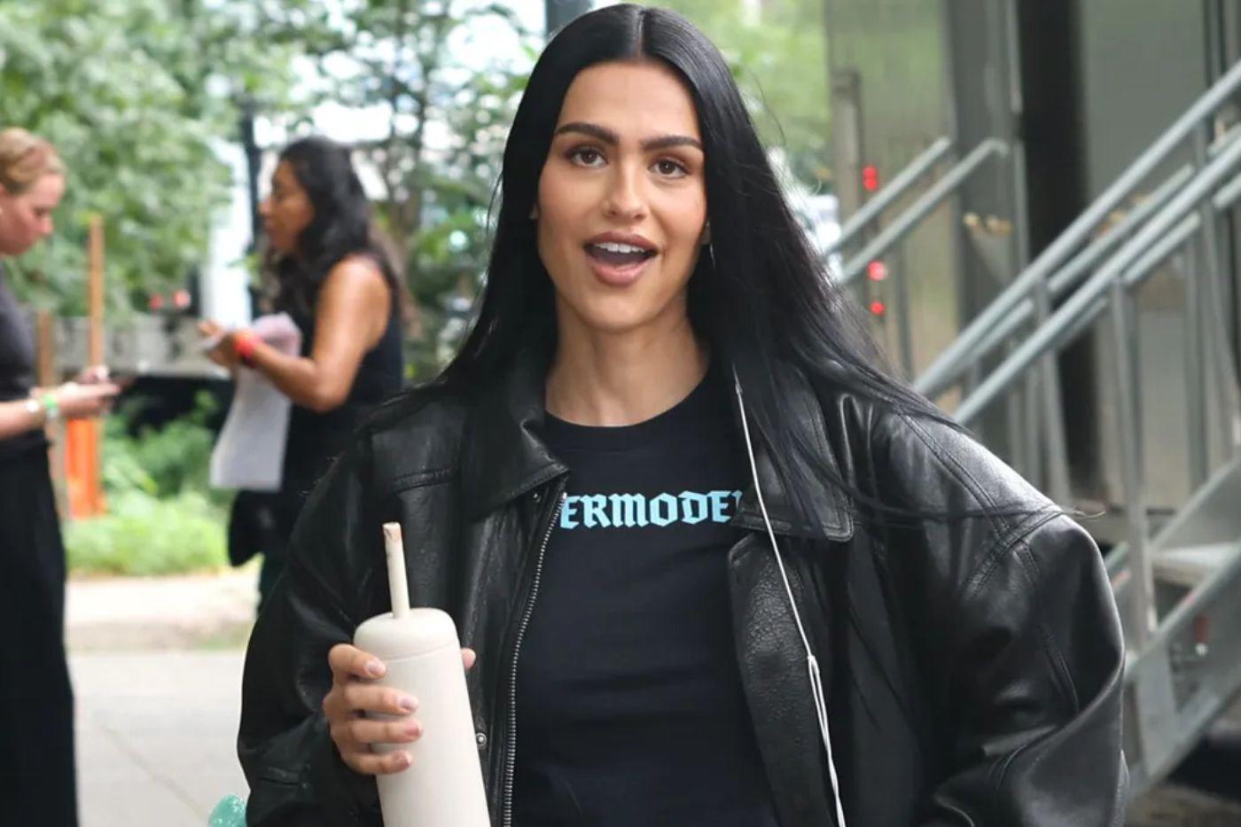 Amelia Gray Hamlin se suma a los cameos con uno de los estilos más modernos y alineados con las tendencias que hoy dominan redes sociales y pasarelas
