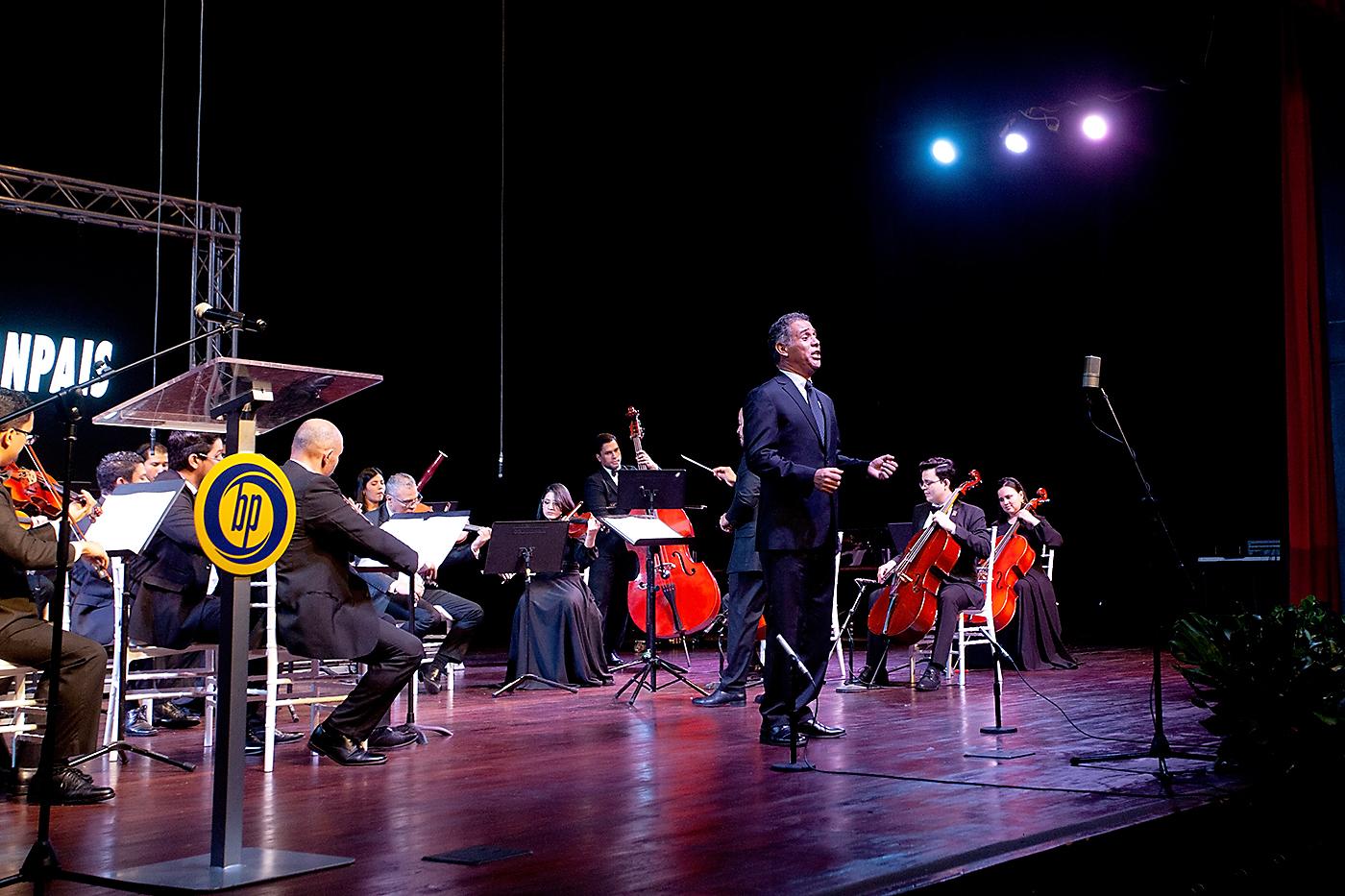 El aplauso entusiasta del público fue innegable durante la presentación de los aclamados artistas, llenando el ambiente de energía y emoción.