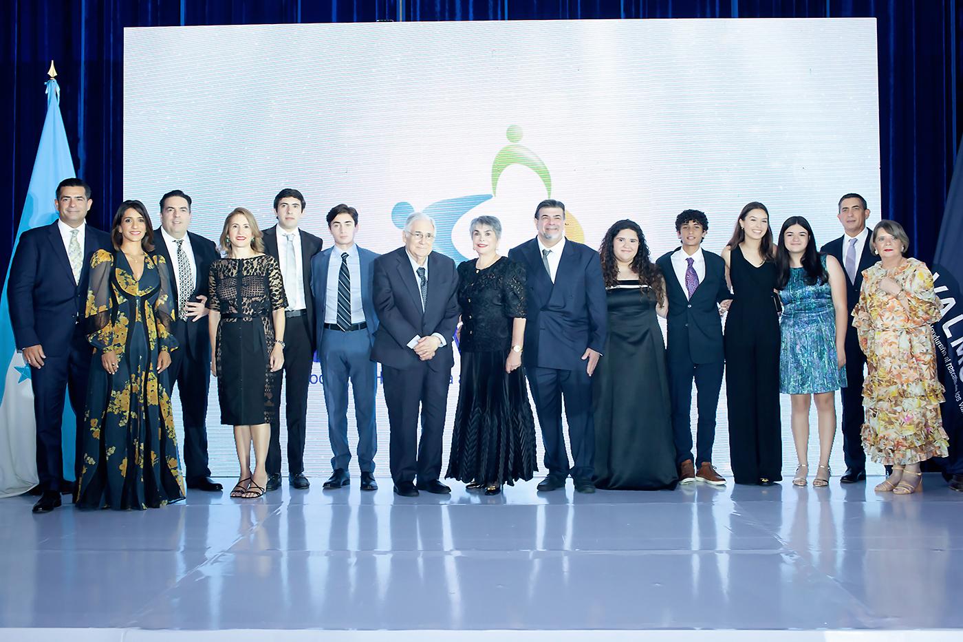 Antonio, Lille, Alejandro, Ana, Alejandro y Vittorio Abufele con Antonio José Coello, Linda Coello, Jorge, Isabella, Marcello, Xara, Cristella y Xavier Abufele con Maria Margarita de Coello