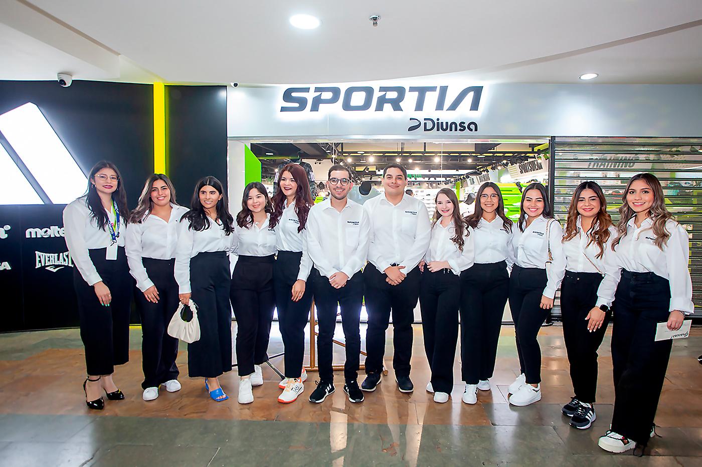 Mario Alejandro Faraj junto a los colaboradores de Sportia en City Mall.