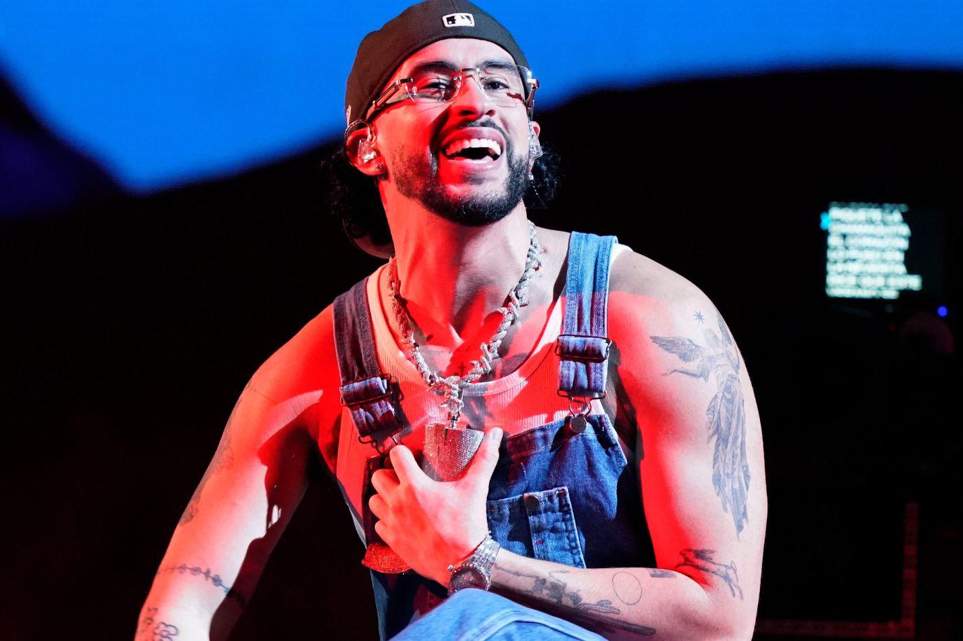 Bad Bunny dio inicio a su histórica residencia denominada “No me quiero ir de aquí” en su país de origen, Puerto Rico, con la que se espera reunir al menos a 400 mil fans de todo el mundo. El cantante se ha convertido en uno de los más escuchados en todo el mundo, tanto en plataformas de Spotify como de Apple Music. Aquí te contamos algunos datos de este increíble show.