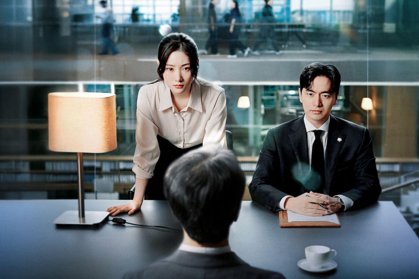 <i><b>El sinuoso camino del derecho. </b></i>En este nuevo estreno, la protagonista, una abogada que cuenta con un gran sentido de justicia, deberá enfrentarse a diversas complejidades y a la dura realidad que se muestra en el mundo legal. Su lanzamiento será el 2 de agosto de 2025. 