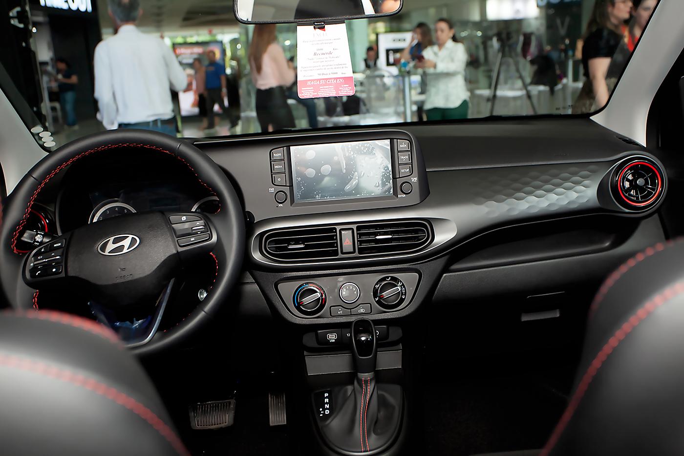 El coche tiene una pantalla táctil de 8 pulgadas