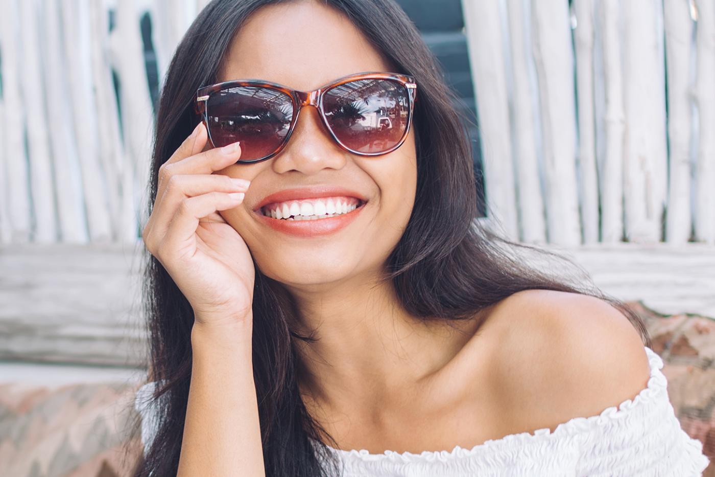<b>No olvides el contorno de ojos ni los labios. </b>La piel del contorno de ojos es muy delicada y tiende a mancharse con el sol. Usa gafas oscuras con filtro UV y aplica un protector específico para esa zona. Y no olvides los labios: hay bálsamos con FPS que protegen sin resecar.
