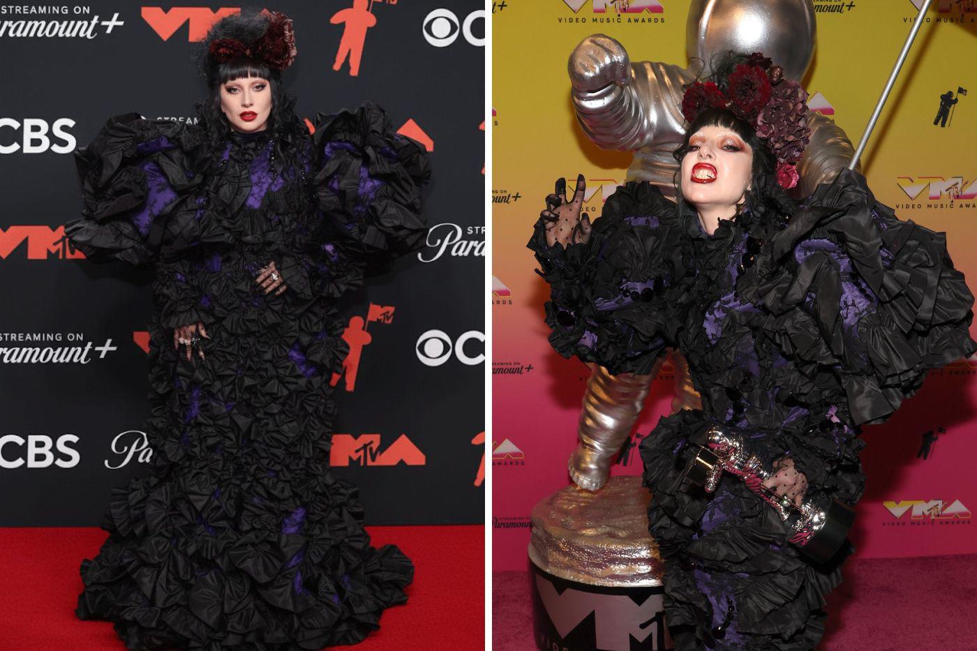 Lady Gaga dominando el color negro en un vestido de olanes, encaje y mangas dramáticas de Marc Jacobs siempre siendo una diva teatral.