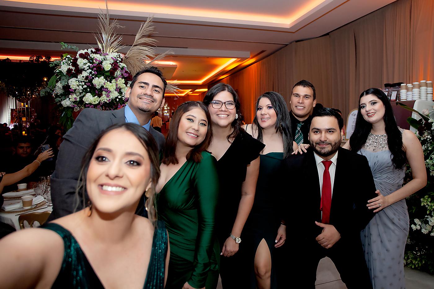 Daniela Sabillón, José Luis Laínez, Mayra Laínez, Elena Reyes, Reina, Gerardo y Eduardo Murillo con Naila Hernández.