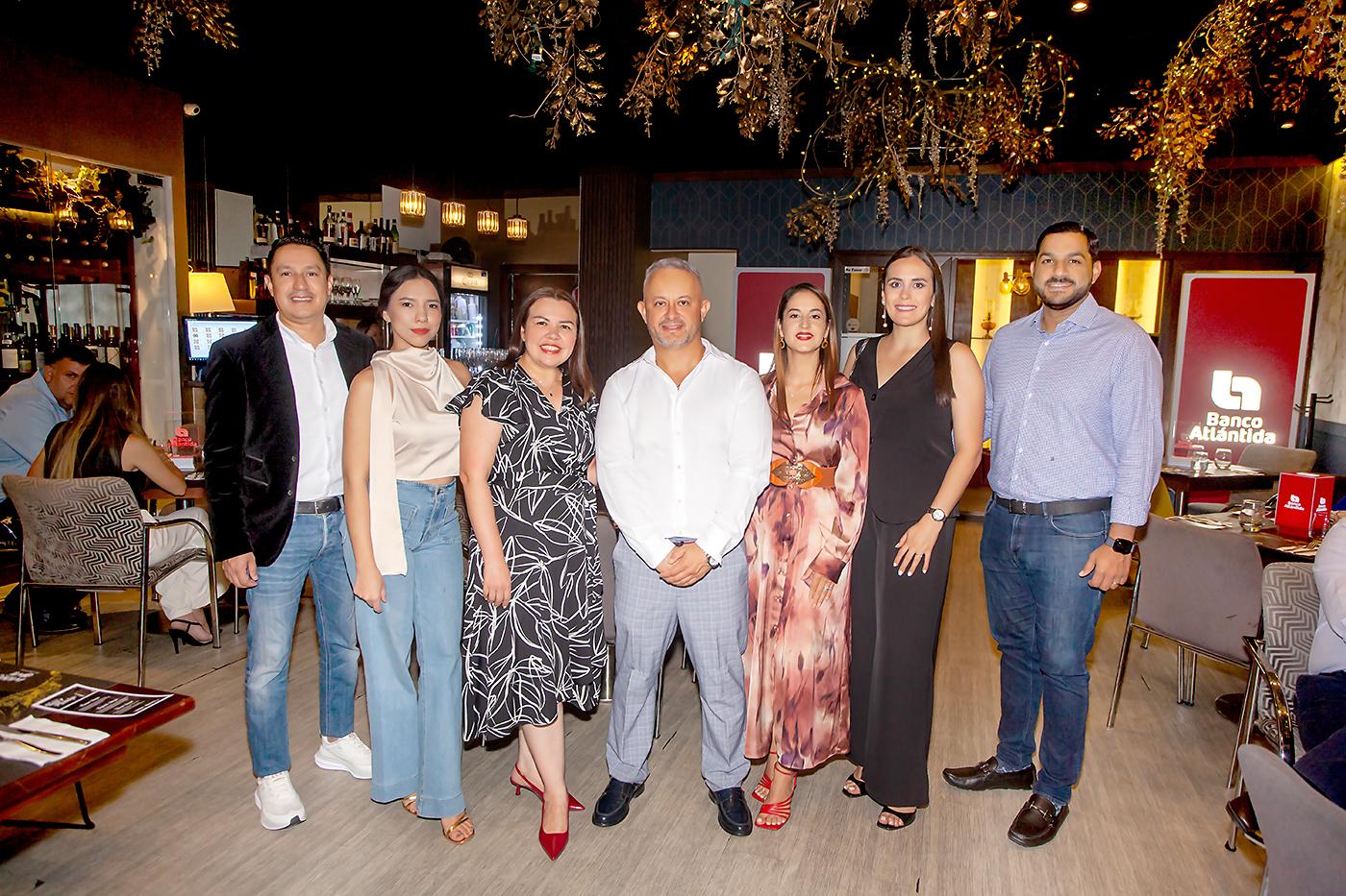 En un ambiente elegante y distinguido, al ritmo de violines y entre brindis de copas, Banco Atlántida ofreció una velada especial a sus clientes en el reconocido restaurante francés Mon Ami, en la ciudad de San Pedro Sula. En la foto: Dennis Madrid, Soany Cadario, Diana Ramos, Mario Pineda, Alma Cáceres, Monique García y Álvaro Herra.
