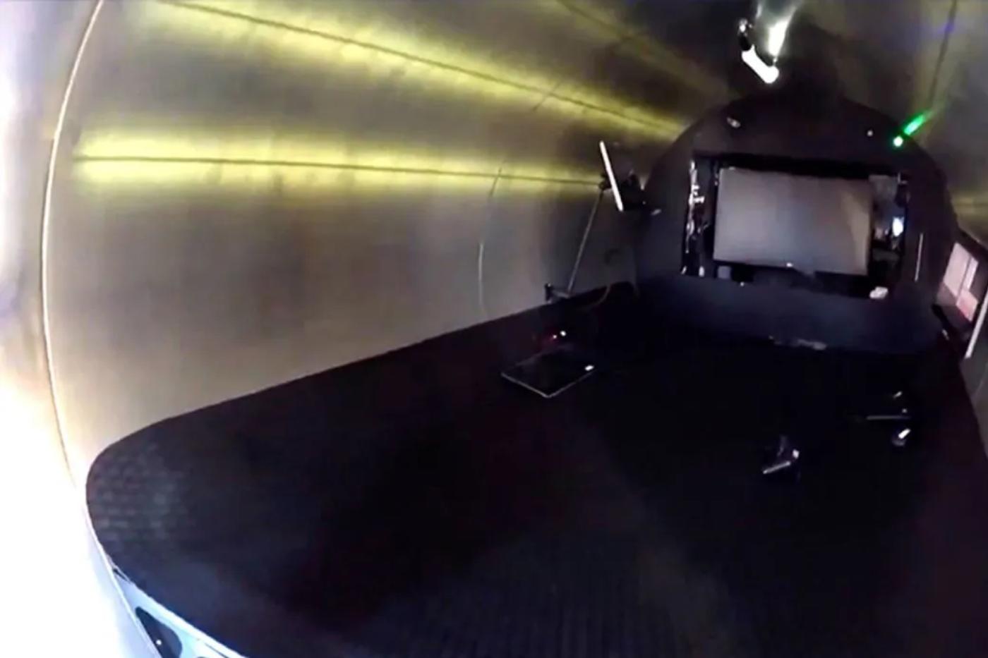 Cabe destacar que el interior del submarino es sumamente pequeño, y cuentan con oxígeno limitado que, según los comunicados, el día jueves por la mañana estaría acabando. Una pantalla en la pared y un baño pequeño en la parte delantera es todo lo que hay dentro del submarino, este reducido espacio obliga a los pasajeros a sentarse de piernas cruzadas en el suelo. 